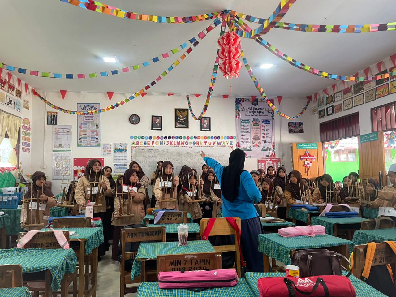 Harmoni Bambu Bergema di MIN 7 Tapin, Kelas Seni Musik Angklung Sedot Antusiasme Lintas Kelas!