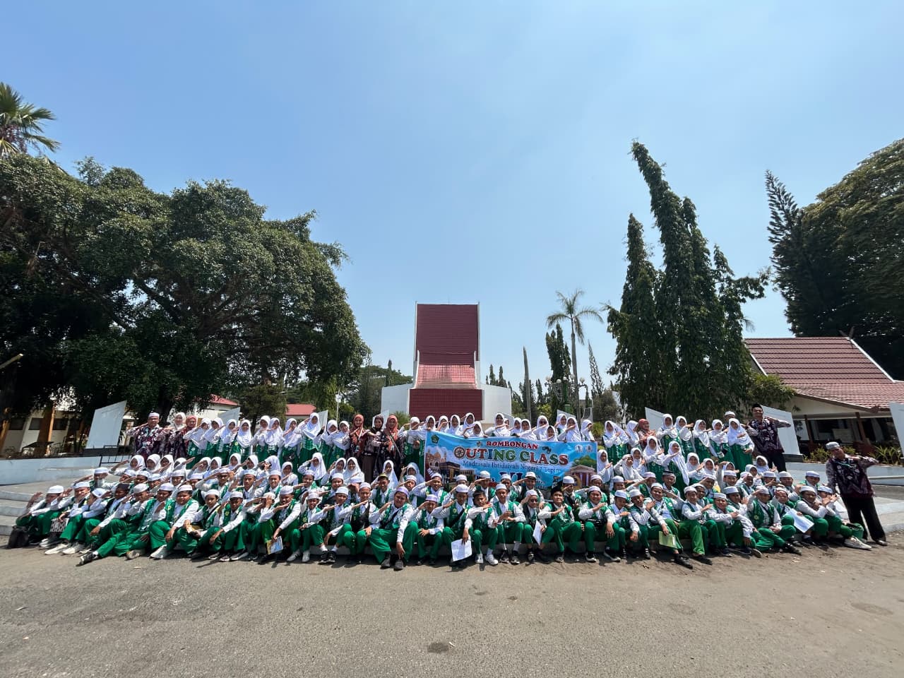 Ubah Teori Jadi Aksi: Keseruan Outing Class Interaktif MIN 7 Tapin di Museum Lambung Mangkurat